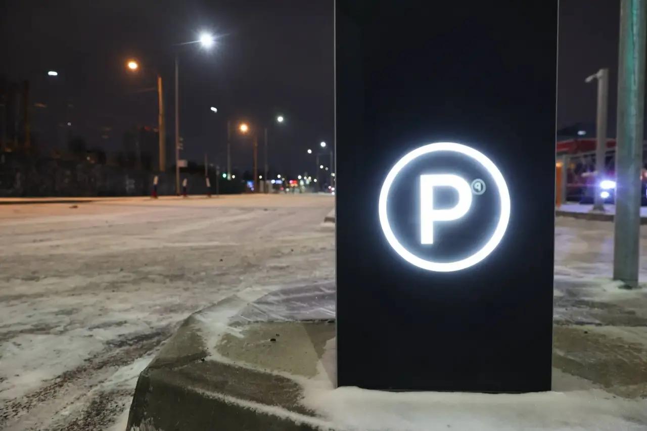 Депутаты Петербурга не поддержали создание бесплатных парковок у соцучреждений Депутаты Законодательного собрания Санкт Петербурга в понедельник 16 февраля на заседании комиссии по городскому хозяйству и созданию комфортной городской среды приняли решение не поддерживать федеральную инициативу по созданию бесплатных парковок на территориях прилегающих к социальным учреждениям и в жилых зонах Соответствующее решение направят в комитет по законодательству петербургского парламента а отзыв на него в Госдуму РФ На заседании комиссии обсуждали проект федерального закона О внесении изменений в ФЗ Об организации дорожного движения в Российской Федерации и о внесении изменений в отдельные законодательные акты Российской Федерации Инициативу внесли в Госдуму депутаты Сергей Миронов Дмитрий Гусев Михаил Делягин Андрей Кузнецов все от партии Справедливая Россия За правду Эксперт комиссии заксобрания Александр Карпов отметил что указанная инициатива не защищает интересы города и сложившейся системы организации платных парковок и дорожного движения В связи с этим он рекомендовал не поддерживать этот законопроект Депутат петербургского парламента Михаил Амосов Справедливая Россия За правду согласился с тем что инициативу поддерживать не стоит так как она противоречит интересам жителей города Опыт показывает что как раз в этих объектах соцучреждениях и надо вводить платные парковки Если там будет бесплатная парковка то припарковаться нельзя будет никогда потому что все будет занято отметил он Подробнее в материале на нашем сайте t me transportniytseh Telegram Max