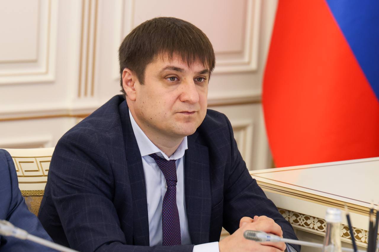 Махач Омаров награжден медалью ордена За заслуги перед Отечеством ІІ степени Указ о награждении руководителя Администрации Главы и Правительства РД подписал Владимир Путин Документ опубликован на сайте Кремля