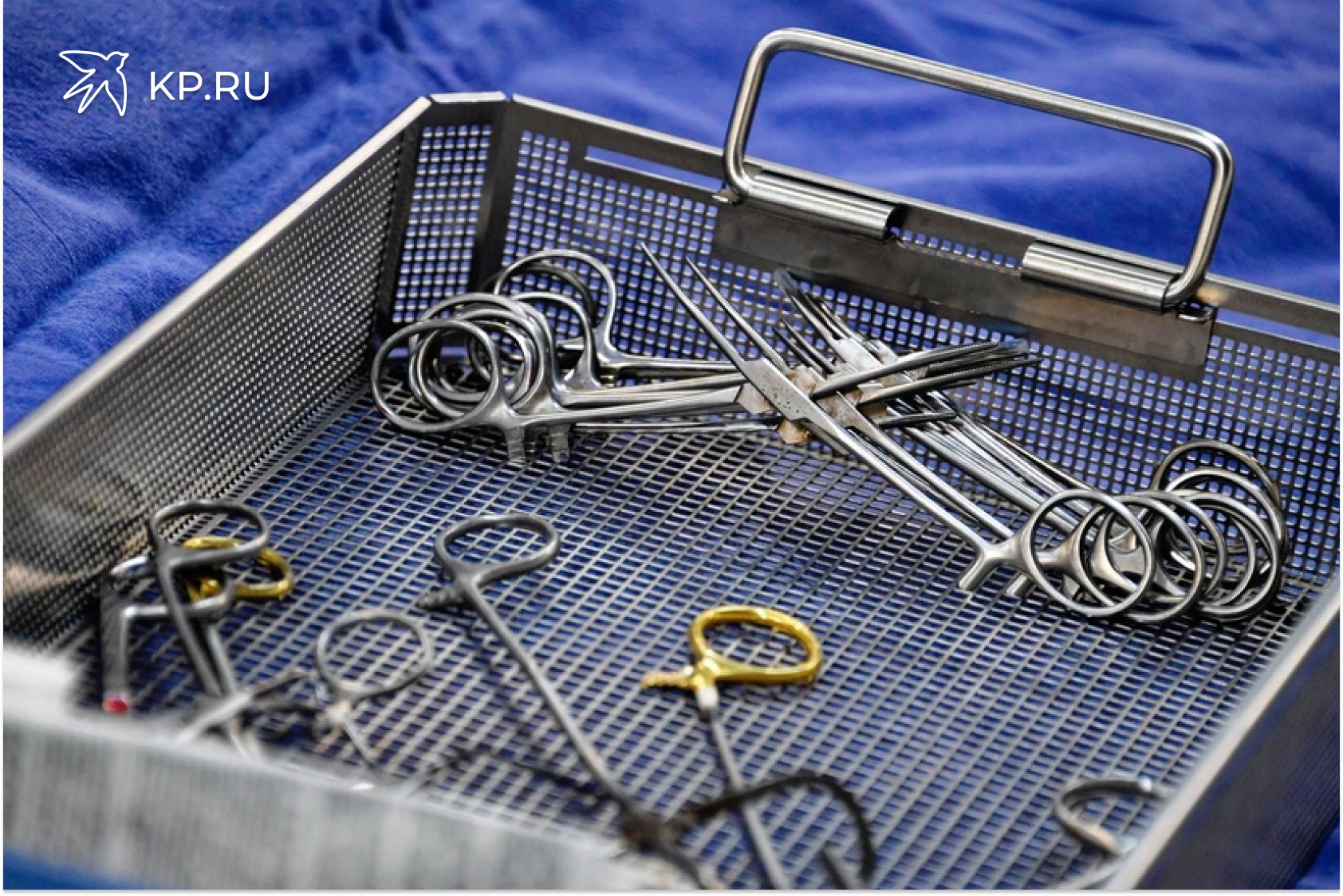 В воронежском минздраве опровергли сообщение о самокастрации подростка В минздраве Воронежской области опровергли сообщение СМИ о подростке который совершил самокастрацию По данным источника 14 летний молодой человек выполнил операцию по инструкции из интернета а затем потерял сознание Истекающего кровью подростка обнаружила сестра и вызвала скорую В правительстве региона заявили что пациент указанного возраста с указанным характером травм в медицинские учреждения региона в указанный в публикации промежуток времени не обращался А также добавили что министерство здравоохранения Воронежской области не вправе сообщать столь подробную информацию по случаю оказания медицинской помощи поскольку они составляют врачебную тайну