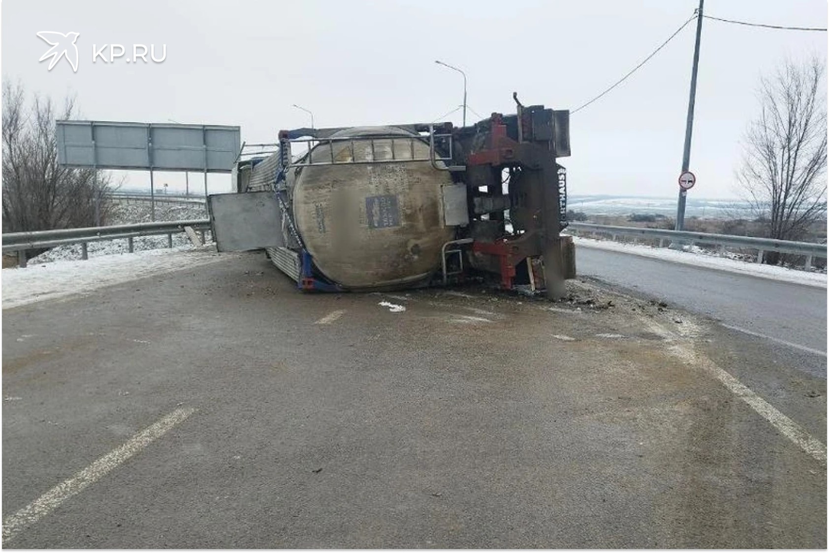 В Воронежской области опрокинулась автоцистерна пострадал водитель 44 летний мужчина попал в больницу после опрокидывания автоцистерны на воронежской трассе В Богучарском районе Воронежской области в среду 21 января произошла серьезная авария с грузовиком Как рассказали в ГУ МВД по региону около 10 часов на трассе М 4 Дон по предварительным данным водитель грузового автомобиля FOTON AUMAN в составе с полуприцепом 44 летний житель Краснодарского края не учел погодные условия и потерял управление В результате автоцистерна на скользкой дороге ушла в занос и опрокинулась Водитель получил травмы Его доставили в больницу По факту ДТП организовали проверку Всего по данным ГИБДД за минувшие сутки в области зарегистрировали 158 аварий в том числе 111 в Воронеже В 11 ДТП травмы различной степени тяжести получили 16 человек