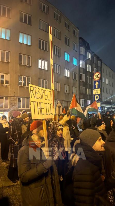 В эти минуты в Варшаве проходит пропалестинский протест. Его участники требуют арестовать Биньямина Нетаньяху  Люди собрались у здания польского парламента, выкрикивая лозунги «Свободу Палестине» и «Нетаньяху — террорист».