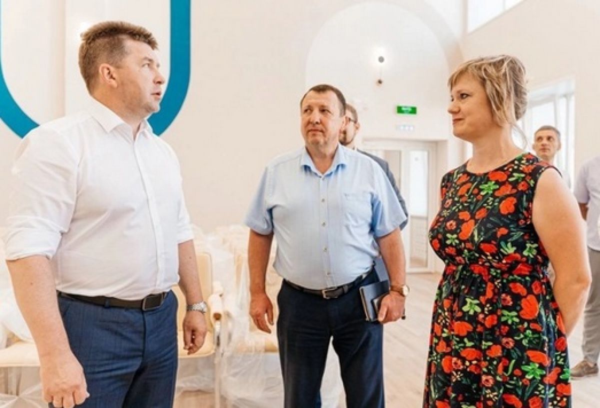 В Липецке заканчивается ремонт школ Мэр Липецка Роман Ченцов побывал в школе №70 на Проспекте Победы, 130 и подвёл итоги того, что там было сделано. Например, сообщается, что большая часть работ уже произведена, осталось только расставить мебель и провести уборку. К 1 сентября обновлённая школа откроет двери для учеников и учителей. ↗ Прислать новость Подписаться