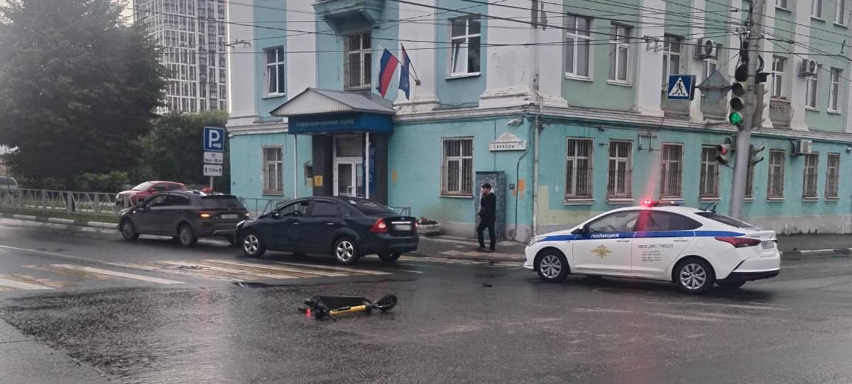 За прошедшие сутки на дорогах Рязанской области зарегистрировано 3 дорожно-транспортных происшествия, в результате которых 3 человека получили травмы.  В области зарегистрировано 40 ДТП с причинением материального ущерба автовладельцам.  Инспекторы дорожно-патрульной службы Госавтоинспекции выявили 294 нарушения ПДД, том числе 7 фактов управления транспортными средствами в состоянии опьянения. Выявлен 1 водитель, который на законные требования сотрудников полиции о прохождении медицинского освидетельствования ответил отказом, в связи с чем в отношении гражданина составлены соответствующие административные материалы. Выявлено более 100 нарушений, связанных с управлением «тонированным» автомобилем, а также 20 нарушений допустили водители грузового транспорта.  2 июля, примерно в 19.30, в городе Рязани возле дома №43 на улице Маяковского, 16-летний местный житель, управляя электросамокатом, по предварительной информации, двигаясь на запрещающий сигнал светофора, совершил столкновение с автомобилем «Форд Фокус» под управлением 33-летнего рязанца.  В результате происшествия несовершеннолетнему водителю потребовалась медицинская помощь.  По факту ДТП проводится проверка. Обстоятельства происшествия устанавливаются.