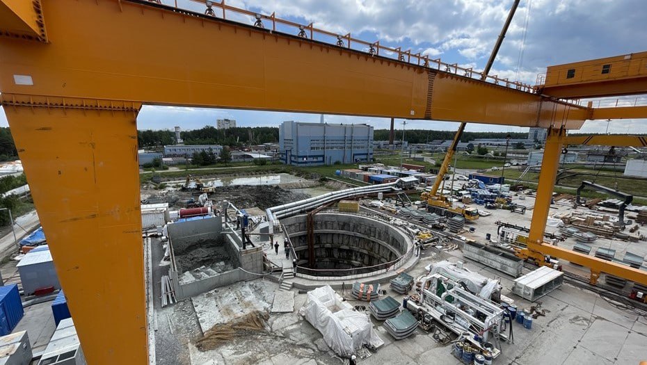 Тоннельгеострой получил ещё один крупный подряд в Петербурге на 23 млрд рублей Подрядчик выиграл крупный контракт на 22 8 млрд рублей на строительство второго этапа дублёра главного канализационного коллектора в Петербурге Теперь он должен проложить 4 2 км тоннеля от Лахты до Планерной улицы к декабрю 2029 года Это уже второй масштабный проект компании в городе ранее она получила подряд на строительство другого коллектора за 10 млрд рублей gov spb Подписаться на ДП в Telegram MAX