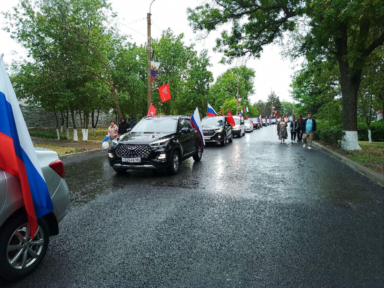 Автопробег в честь 9 мая В Новотроицком муниципальном округе состоялся автопробег в честь Великой Победы. В акции приняли участие представители администрации округа и неравнодушные жители. Автомобильная колонна, празднично оформленная государственными флагами и символикой Победы, проследовала по главным улицам Новотроицкого, привлекая внимание и вызывая чувство гордости у прохожих. Прохожие останавливались, приветствовали участников, многие снимали происходящее на телефоны, чтобы запечатлеть момент единения.