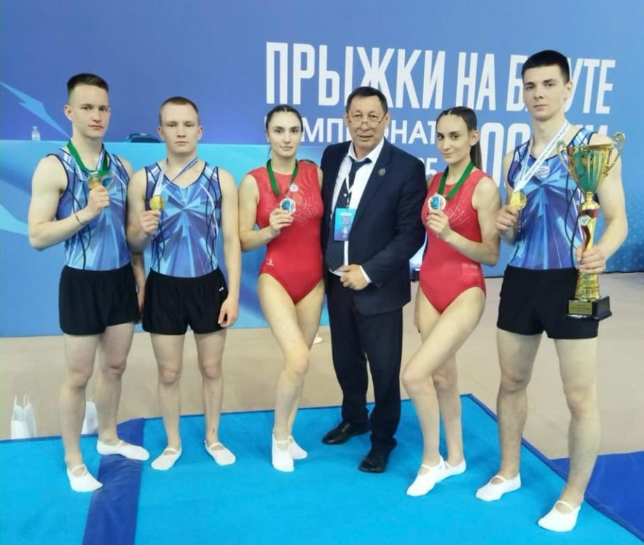 Три «золота» и четыре «бронзы» завоевали спортсмены края на чемпионате страны и всероссийских соревнованиях по прыжкам на батуте Соревнования проходили в Сочи на Федеральной территории «Сириус» и объединили 485 сильнейших спортсменов из 34 регионов страны. Лев Бусарев, Тимофей Голубенко и Никита Амуленко стали обладателями трех золотых медалей чемпионата страны в дисциплине двойной минитрамп. В этой же дисциплине Лев Бусарев и Алина Кузнецова взяли бронзовые награды на Кубке Добровольского. Также Алина Кузнецова и Анна Епифанова заняли третье место в дисциплине синхронные прыжки. Всего на счету атлетов региона семь медалей. Оба старта являлись рейтинговыми для включения в состав сборной команды России на 2026 год.