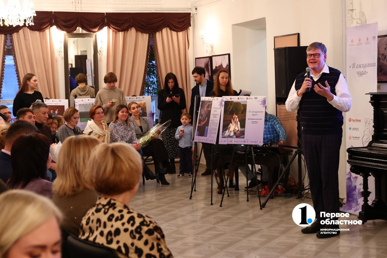 На ручках у мамы получали подарки  В Челябинске наградили победительниц фотоконкурса «В ожидании чуда»  В нем принимали участие беременные женщины. Они направляли семейные фото по нескольким номинациям. Сегодня победительницам вручили подарки. Некоторые герои фото успели родиться, пока подводили итоги. И получали призы у мам на руках.  «Столько любви в каждой фотографии, столько счастья, нежности, столько трепета и любви. Скажу вам честно и откровенно, я бы каждому из вас отдала первые места!» – сказала учредитель Фонда 2020 Ирина Текслер.  Гран-при конкурса получила семья Мерзликиных  первое фото .    / Прислать новость