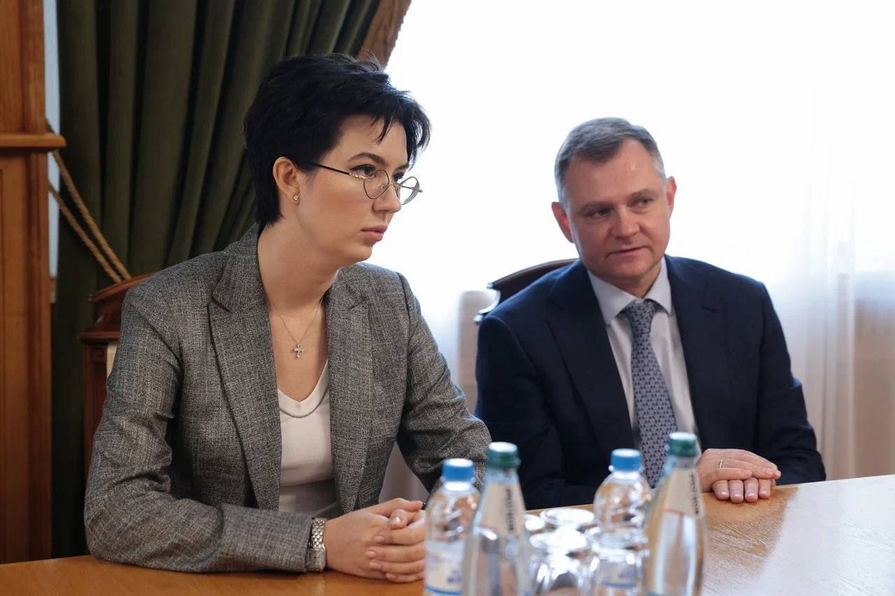 Главой минсельхоза Ростовской области назначили Анну Касьяненко Анна Касьяненко выпускница ЮФУ по специальности Мировая экономика и кандидат технических наук Ранее возглавляла СЗАО СКВО в Зерноградском районе Анна Касьяненко является депутатом Законодательного собрания Ростовской области и председателем Комитета по аграрно продовольственной политике и природопользованию Рассчитываю что энергичность инновационный подход и опыт Анны Владимировны во взаимодействии с Министерством сельского хозяйства Российской Федерации помогут развитию нашего сельского хозяйства и позволят ей внести значительный вклад в решение ключевой задачи подготовку и удержание кадров на селе сказал губернатор Ростовской области Юрий Слюсарь Фото телеграм канал Юрия Слюсаря ДОН 24