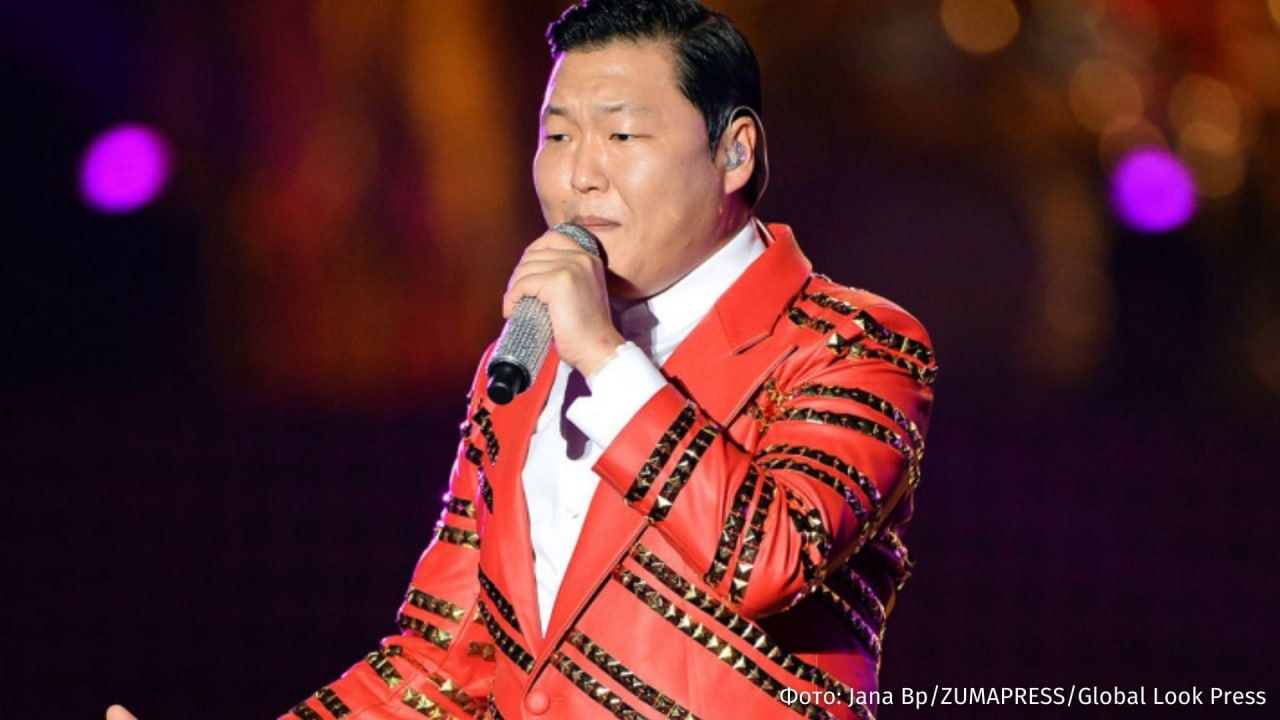 Автор хита Gangnam Style певец PSY оказался под следствием он обвиняется в получении рецептурных психотропных препаратов через третьих лиц Как пишет южнокорейское агентство Yonhap PSY настоящее имя Пак Чэ Сан подозревается в том что он получал рецепты на психотропные препараты в одной из университетских больниц Сеула При этом врача исполнитель не посещал с 2022 года лекарства за него забирали менеджер и другие третьи лица Лечащий врач PSY обвинения отрицает утверждая что артист лечился у него дистанционно и закон он не нарушал Но агентство исполнителя P Nation признало что получение рецептурных препаратов через посредников было ошибкой Подписаться на РЕН ТВ МАХ Отправить новость