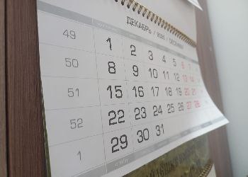 Последняя рабочая неделя этого года будет сокращенной и продлится всего два дня из за переноса выходного дня с воскресенья 5 января на среду 31 декабря рассказал РИА Новости доцент кафедры гражданского права и процесса и международного частного права юридического института РУДН Петр Петкилев Праздничное воскресенье 5 января было перенесено на среду 31 декабря После чего наступают первые праздничные дни 2026 года новогодние каникулы Это значит что последняя рабочая неделя будет включать в себя только два рабочих дня понедельник и вторник сказал Петкилев Напомним новогодние каникулы в России в 2025 2026 годах станут самыми длинными за 12 лет Жители будут отдыхать 12 дней и выйдут на работу только 12 января