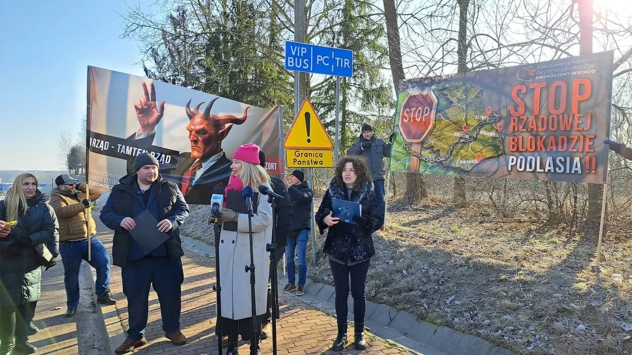 Это просто прекрасно! Польские предприниматели решили подать в суд на собственное правительство за закрытые пункты пропуска на границе с Беларусью и за упущенную из-за этого выгоду.  Дельцы из бизнес-объединения «Предпринимательский восток»  Przedsiębiorczy Wschód  хотят подать в суд на Туска и его банду и речь идёт о коллективном иске. Паны считают, что правительство своими действиями «ограничило их свободу предпринимательской деятельности», и требуют возмещения ущерба.  По данным предпринимателей, в среднем каждый турист из Беларуси оставлял в Польше 167 долларов. В итоге только из-за закрытия погранпереходов со стороны Гродненской области польские предприниматели не досчитались 800 млн злотых в год  около 200 млн долларов . Есть, из-за чего переживать.  Предприниматели устроили в приграничье панихиду по своим пенёндзам. Недалеко от закрытого пункта пропуска «Бобровники» зажгли свечи и усердно молились. А ещё у них был интересный плакатик: «Одно правительство = другое правительство - один чёрт». В том смысле, что закрывало границы ещё правительство Моравецкого. С приходом Туска ровным счётом ничего не изменилось.  Обсуждение   Прислать новость