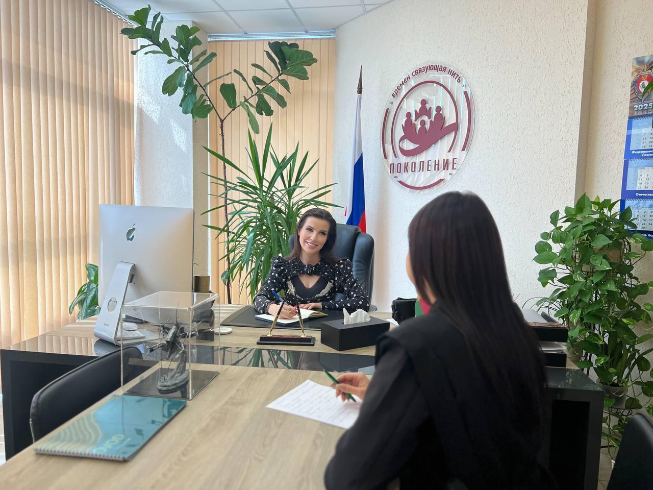 Сегодня провела личный приём граждан Обсуждались вопросы благоустройства социальной поддержки и другие актуальные темы Как депутат ЗСК считаю такие встречи крайне важными Они позволяют напрямую слышать жителей оперативно реагировать на их обращения и укреплять доверие между гражданами и властью Личный приём это инструмент диалога который помогает эффективно решать вопросы контролировать реализацию социальных программ и оказывать необходимую помощь людям
