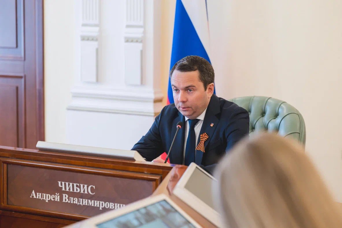 Андрей Чибис: мы гордимся нашими городами, которые были удостоены высоких званий Сегодня в рамках оперативного совещания губернатор Мурманской области Андрей Чибис напомнил, что 6 мая исполнится 40 лет со дня, когда Мурманск был удостоен звания «Город-герой», в этой связи в столице Кольского Заполярья состоится торжественный митинг в рамках автопробега «Города-герои — города Героев». Кроме того, Полярный также отмечает 17-летнюю годовщину присвоения почетного звания «Город воинской славы». «Мы гордимся нашими городами, в год 80-летия Великой Победы три населенных пункта Мурманской области были удостоены высоких званий: 27-й км ж/д Мончегорск - Оленья получил звание «Населенный пункт лётной доблести», Печенга и Алакуртти стали «Населенными пунктами воинской доблести», — отметил глава региона. Во время своего выступления Андрей Чибис также упомянул «Города морской доблести» — Североморск и Заозерск, подчеркнув, что память о героях и достижениях городов, вдохновляют северян на дальнейшее развитие региона.