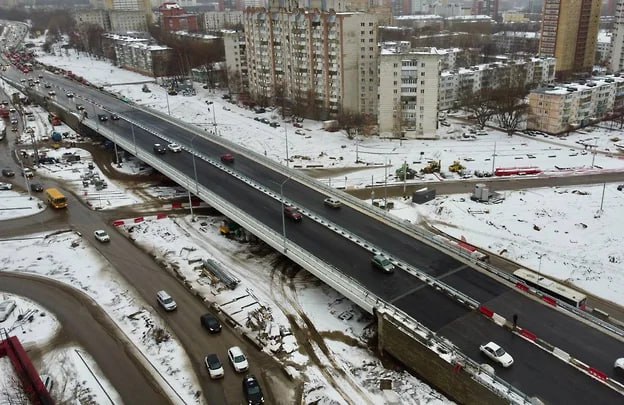 Новый путепровод на Шоссе Космонавтов закроют более чем на месяц Построенный прошлой осенью путепровод по ул. Шоссе Космонавтов через ул. Крисанова полностью закроют на месяц, сообщает краевой Минтранс – с 21 июня по 24 июля. «Транспорт сможет двигаться в обе стороны по нижним боковым съездам слева и справа от путепровода. Доступно будет по две полосы в обе стороны» - говорится в сообщении. В ведомстве пояснили, что закрытие движения необходимо для завершения всех работ на путепроводе: будут монтировать барьерное ограждение, проводить допработы по деформационным швам, по освещению и всем устроенным ранее коммуникациям.
