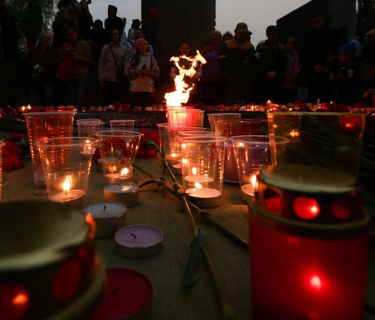 Тысячи свечей в честь подвига подвига народа в годы ВОВ зажгутся в Новосибирске Сегодня вечером в четырёх городах России, включая Новосибирск, состоится мультимедийное мероприятие «Свет Победы», посвящённое подвигу народа в годы Великой Отечественной войны. В 21:30 на фасадах у Монумента Славы оживут лица земляков — фронтовиков и тружеников тыла, чей героизм стал символом несокрушимой силы духа. «Их подвиг — пример веры, силы и заботы о других. Он вдохновляет и тех, кто сегодня защищает страну и восстанавливает мирную жизнь на новых территориях», — сообщил мэр Новосибирска Максим Кудрявцев в своём телеграм-канале. В 22:30 у мемориала начнётся трогательная акция «Огненные картины», где тысячи свечей зажгутся в память о павших. Завтра, 22 июня, в 16:15 по местному времени вся страна склонит головы в минуте молчания. В Новосибирске почтить память героев можно будет в Центральном парке, на Михайловской набережной, в Первомайском сквере и на площади Ленина. Фото: телеграм-канал «Кудрявцев Максим»