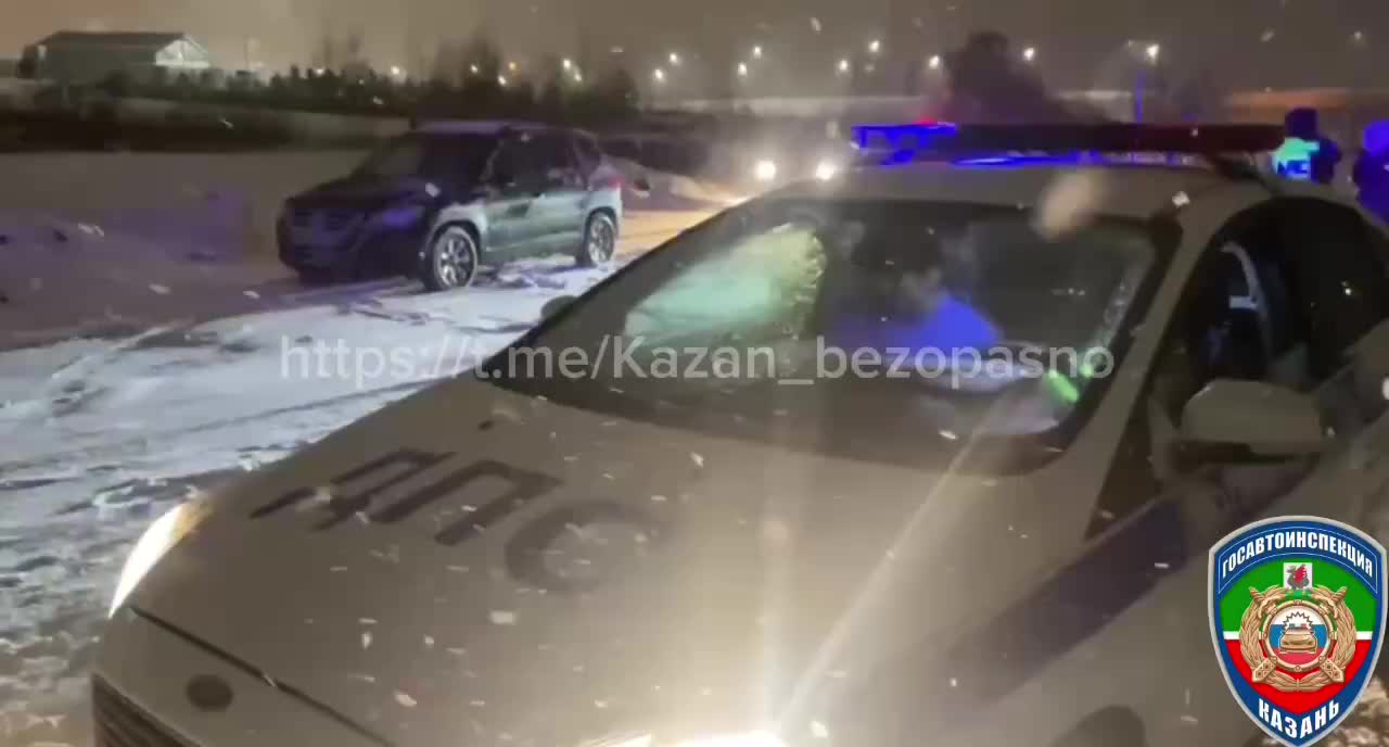 В Казани водитель Hyundai Solaris провалился в реку, пассажир погиб