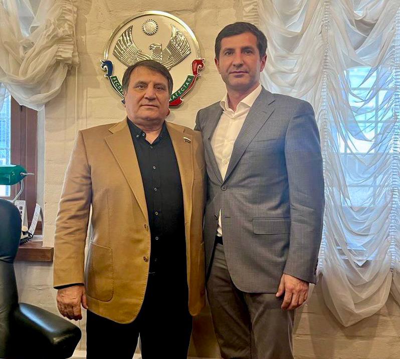 На должность Председателя Правительства Республики Мордовия назначен уроженец Дагестана, близкий мне человек Батыр Эмеев  Это решение – яркое свидетельство доверия, оказанного ему Главой и депутатами Государственного Собрания Республики Мордовия.  Батыр работал моим заместителем, когда я возглавлял министерство промышленности и энергетики Дагестана. Мы сотрудничали, когда он был на посту министра промышленности и торговли республики, а затем занимал пост первого вице-премьера. Знаю Батыра Эмеевича не только как отличного специалиста, глубоко понимающего социально-экономические процессы, происходящие в стране, умеющего воплощать в жизнь амбициозные проекты, но и как доброго, надежного друга, на которого можно положиться в любой ситуации.  Уверен, что под его руководством Правительство Республики Мордовия сможет не только эффективно реализовать стратегические планы развития региона, но и укрепить экономику, преобразить облик городов и сел, и главное – повысить качество жизни людей.  Батыр, искренне поздравляю тебя с этим назначением! Желаю тебе крепкого здоровья, неиссякаемой энергии и плодотворной работы!  С уважением, депутат Государственной Думы ФС РФ Сайгидпаша Умаханов