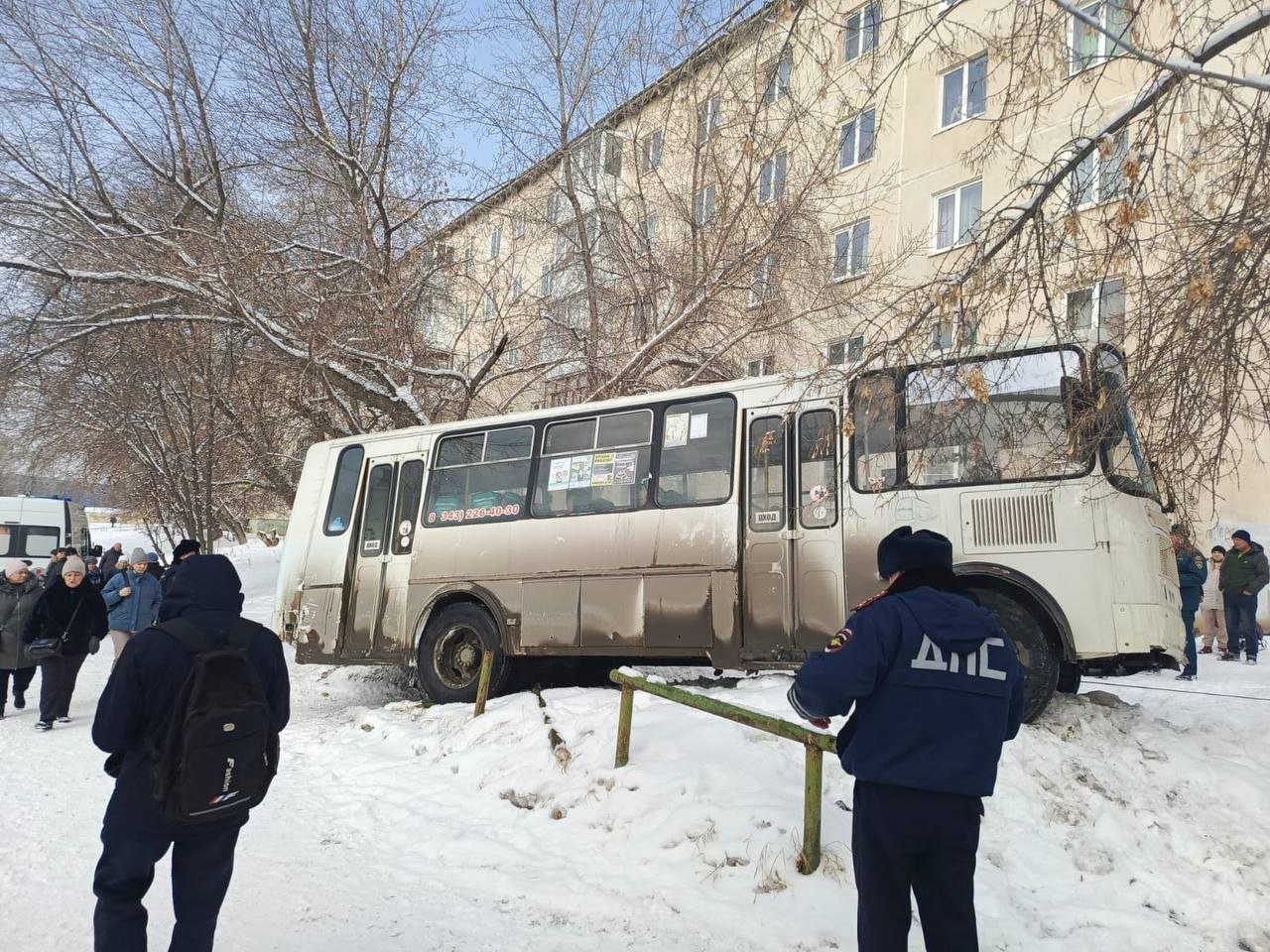 В Каменске-Уральском автобус вылетел на тротуар, есть погибший   По предварительным данным, на месте погиб мужчина 1961 г.р. Второй пешеход, 1972 г.р., с тяжелыми травмами госпитализирован.  «По предварительным данным, сегодня, 11 марта 2025 года, около 10 час., передвигаясь по ул. Добролюбова в г. Каменск-Уральский, водитель автобуса, курсирующего по маршруту № 8, в результате избрания небезопасной скорости допустил занос транспортного средства. В результате чего совершил наезд на двух пешеходов, находившихся на тротуаре»,   — сообщает прокуратура Свердловской области.  На место выехал прокурор города Дмитрий Ершов.  Фото: прокуратура Свердловской области  Телеграм-канал   Поддержать Подписаться Прислать новость 18+