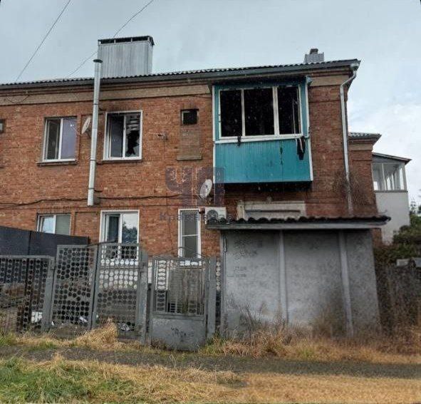 На Кубани в пожаре погиб ребенок! Вчера утром на улице Меньшикова в Тихорецке, по неустановленным пока причинам загорелась квартира на втором этаже многоквартирного дома, когда там находился один 8-летний мальчик. Мама в это время была на работе. Оперативно прибывшие пожарные потушили возгорание, но, к сожалению, спасти ребёнка не удалось – он погиб. Возбуждено уголовное дело. Проводится проверка и выясняются причины возгорания.