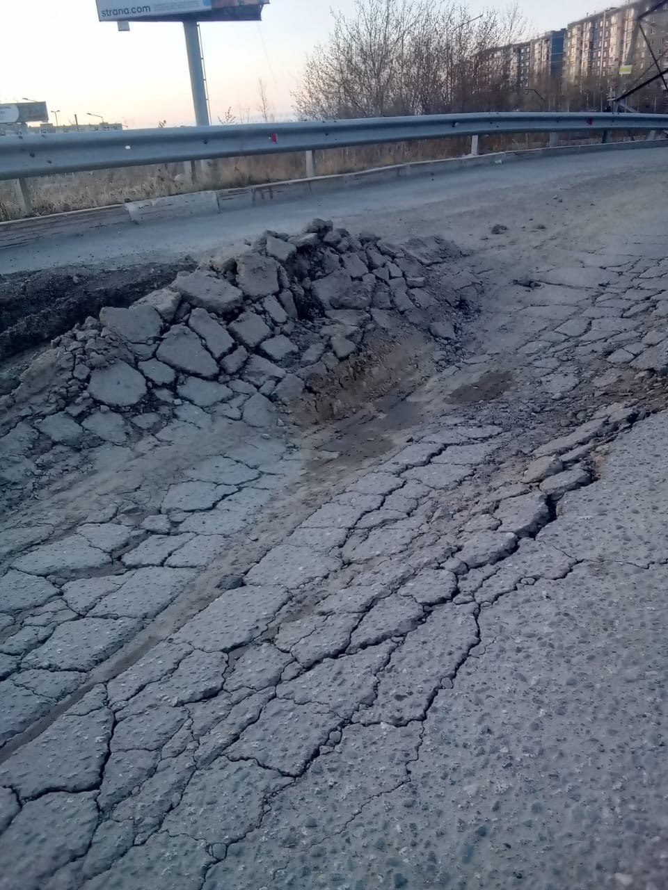 В Екатеринбурге из-за потрескавшегося асфальта изменили маршрут автобуса. У 71-го автобуса отменили остановку возле ТРЦ «Комсомолл». Это связано с тем, что асфальт находится в ненадлежащем состоянии. Остановку вернут, когда асфальт приведут в порядок. Фото: Екатеринбург. Главное. Подписаться Новости Екатеринбурга