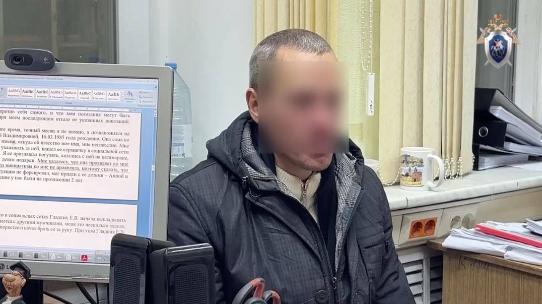 Подозреваемый в убийстве липецкого психолога признал вину.   В региональном СК рассказали, что мужчина пришел к дому знакомой в СНТ «Цементник» с ножом и топором. Застав её в машине, он сел на пассажирское сиденье и нанес женщине более 50 ударов ножом и топором по голове и шее. В этот момент 7-летняя дочь липчанки была на заднем сидении автомобиля. Девочка сообщила о произошедшем 15-летней сестре, которая вызвала полицию.   Объявленный в розыск подозреваемый прятался в с. Бутырки у родственников. Он признал вину. Мужчину заключили под стражу.    Подпишись на «Липецк №1»