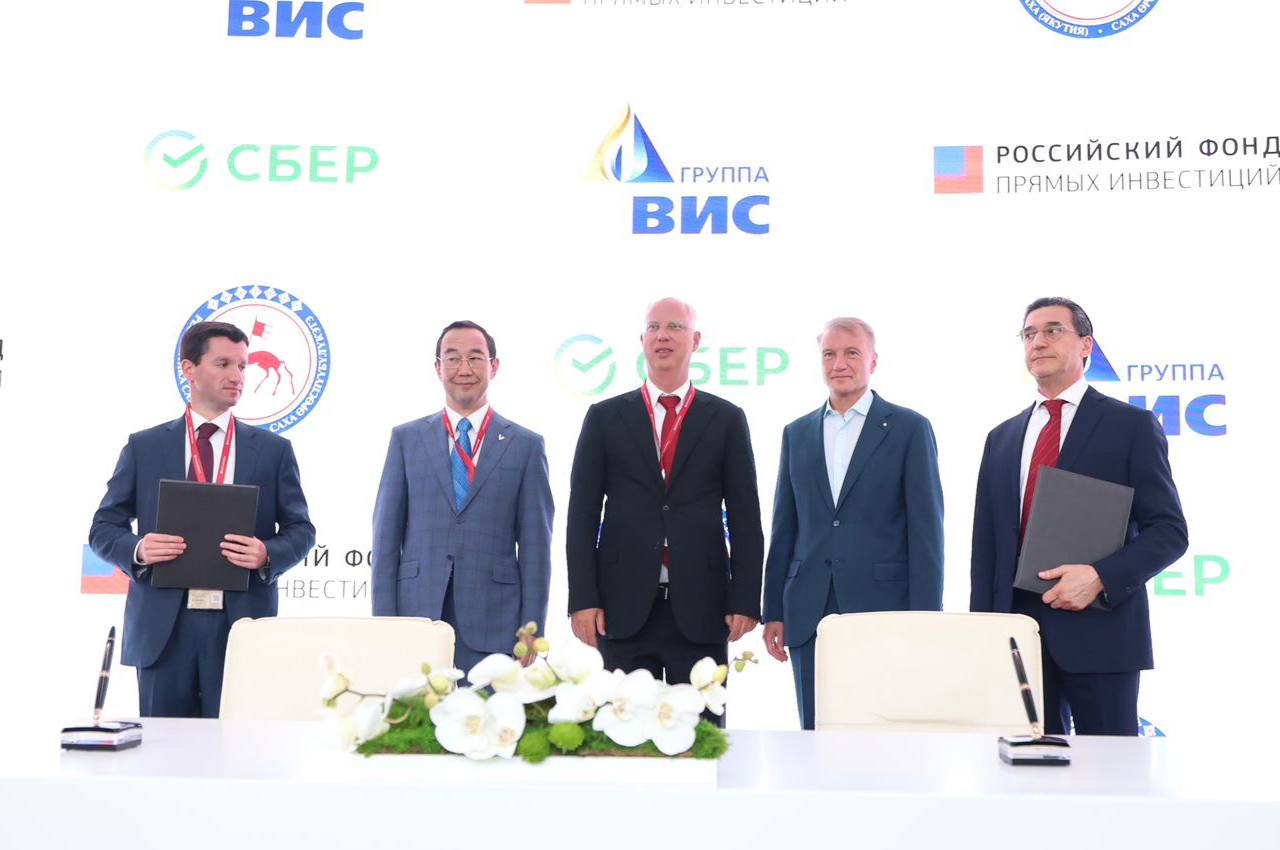 ПМЭФ-2025: РФПИ станет инвестором Ленского моста Вместе с Президентом, Председателем Правления Сбербанка Германом Грефом и Генеральным директором РФПИ Кириллом Дмитриевым приняли участие в подписании соглашения между Российским фондом прямых инвестиций и Группой «ВИС» о сотрудничестве по реализации одного из важнейших проектов для Якутии - строительства моста через реку Лену. Участие РФПИ - это подтверждение того, что проект имеет стратегическое значение на федеральном уровне. Запуск движения по мосту даст мощный мультипликативный эффект: создаст рабочие места, увеличит налоговые поступления, снизит логистические издержки и выведет транспортную систему региона на новый уровень. По оценке экспертов, мост может ежегодно увеличивать ВРП республики на 3%. Для нас это не просто мост - это связь с большой землёй, новый этап в развитии всей Якутии.