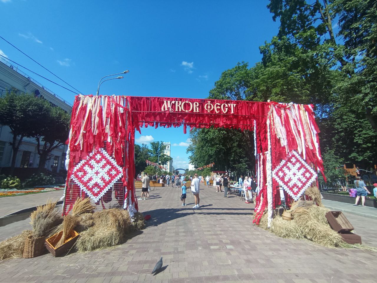 В Смоленске проходит фестиваль локальной кухни  «Луков Фест» в разгаре.   На площадке перед Главпочтамтом проходит третий фестиваль локальной кухни.  Гости могут окунуться в атмосферу смоленских гастрономических традиций, попробовать аутентичные блюда от местных рестораторов и приобрести товары ремесленников.   Фестиваль продолжит работу до 20:00.   В программе: - ярмарка местных производителей - кулинарные мастер-классы - выступления творческих коллективов  Фото: "Рабочий путь".