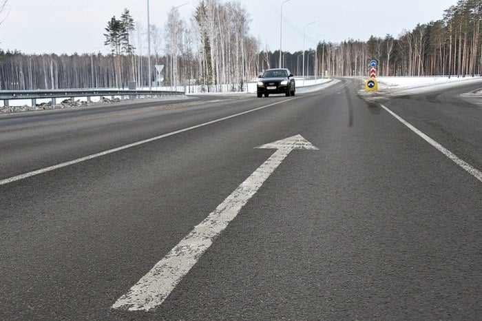 По трассе из Екатеринбурга в Курган ограничат движение машин на всю ночь  На трассе Р-354 Екатеринбург — Шадринск — Курган ограничат проезд вечером 16 января. Движение в одностороннем порядке установят до раннего утра 17 января, сообщили в пресс-службе ФКУ «Уралуправтодор».  — 16 января в 20.00 на 55-ом километре трассы Р-354 Екатеринбург — Шадринск — Курган, рядом с посёлком Марамзино, начнутся работы СвЖД на ж/д переезде. Движение автомобилей будет осуществляться в одностороннем порядке с помощью регулировщиков. Ограничения продлятся до 05.00 17 января, — отметили дорожники.  Водителей призвали следить за знаками и соблюдать скоростной режим, пишет Ura.Ru.