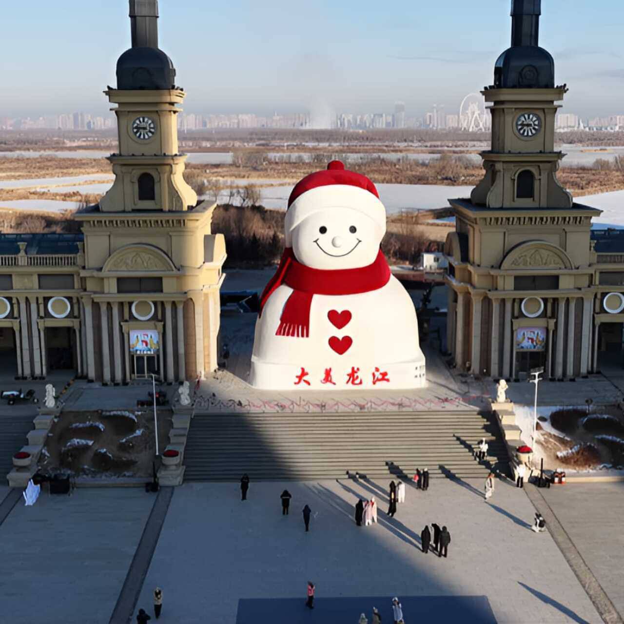 Китайцы построили самого большого в мире снеговика Высота фигуры 19 метров длина около 14 метров и ширина 11 метров то есть это объект масштабом с многoэтажный дом Дмитрий Никотин Подписаться