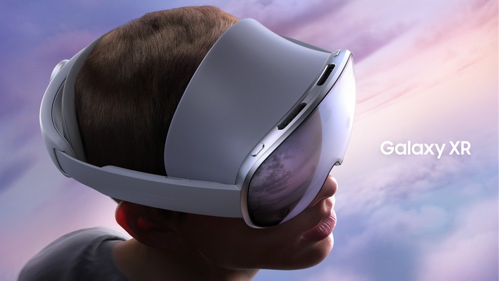 Samsung и Google представили Galaxy XR Galaxy XR является первой гарнитурой работающей на Android XR новой платформе Google разработанной специально для устройств смешанной и расширенной реальности С точки зрения дизайна Galaxy XR похожа на Vision Pro от Apple Но он значительно легче весит всего 545 г что примерно на 50 100 г легче гарнитуры Apple Опять же как и в случае с Apple гарнитура Samsung и Google питается от внешнего аккумулятора Гарнитура работает на платформе Qualcomm Snapdragon XR2 Gen 2 имеет 16 ГБ оперативной памяти и 256 ГБ встроенной памяти Она оснащена двумя 27 мегапиксельными дисплеями micro OLED с частотой обновления до 90 Гц хотя по умолчанию частота обновления составляет 72 Гц С гарнитурой также можно использовать корректирующие линзы На борту Galaxy XR имеется множество камер и датчиков включая 2 камеры с высоким разрешением для сквозного обзора 6 камер для отслеживания положения тела 4 камеры для отслеживания движения глаз датчик глубины и датчик мерцания Благодаря им Galaxy XR позволяет снимать 3D фото и видео с разрешением до 6 5 Мп Google заявляет что Galaxy XR работает со всеми приложениями Android переосмысленными для XR Сам Google обновил практически все свои приложения для гарнитуры включая Карты Фото Chrome и YouTube Galaxy XR поступит в продажу в США и Корее начиная с сегодняшнего дня стоимость от 1800 долларов