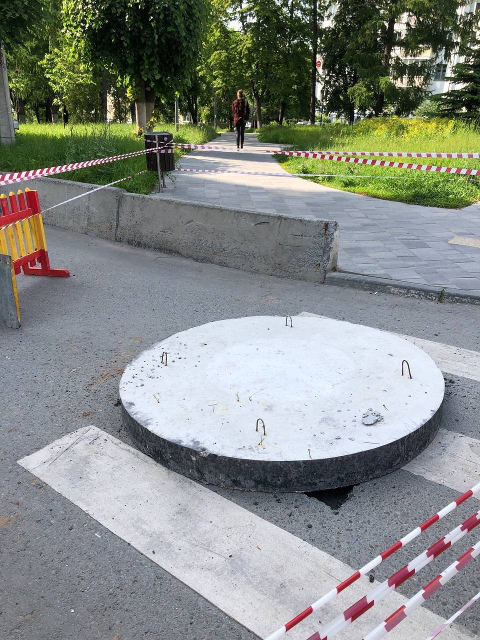 В Чебоксарах прокуратура проверила сообщение о провале на пешеходном переходе Прокуратура Калининского района Чебоксар организовала проверку после публикации в интернете информации об опасной яме, образовавшейся на пешеходном переходе по улице Ивана Франко. В ходе выезда на место установлено, что возле дома №7 действительно произошёл провал асфальта. Внутри ямы оказались видны трубы и другие коммуникации. По предварительным данным, они могут принадлежать недействующему хлопчатобумажному комбинату, ранее располагавшемуся поблизости. Для обеспечения безопасности участок незамедлительно огородили, яму расширили для проведения ремонтных работ и временно закрыли защитным сооружением. По информации администрации, восстановление дорожного покрытия планируется завершить в ближайшие дни.