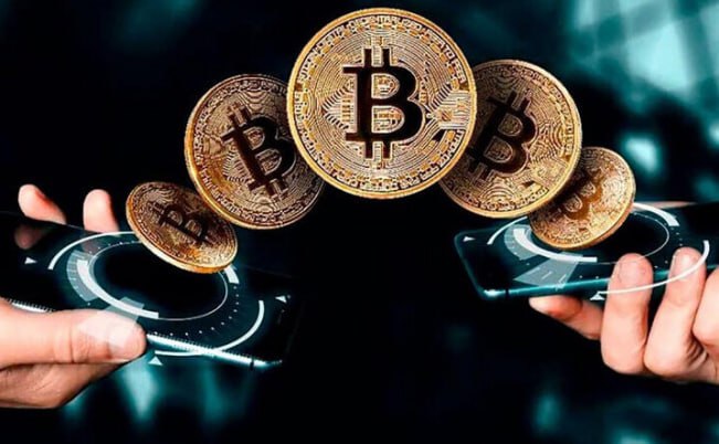 ЦБ введет упрощенную лицензию для криптообменников Для этого они должны работать только с криптовалютой и не касаться рынка ценных бумаг Это нужно чтобы такие компании могли легально работать и выйти из серой зоны Строгие требования которые действуют для фондового рынка на них распространяться не будут заявили в ЦБ Полученную при майнинге криптовалюту можно будет продавать как в России так и за рубежом без каких либо ограничений Подготовка законодательной базы ожидается до 1 июля 2026 года Для банков и брокеров ЦБ наоборот собирается ввести отдельные ограничения при работе с криптовалютами fatcat18