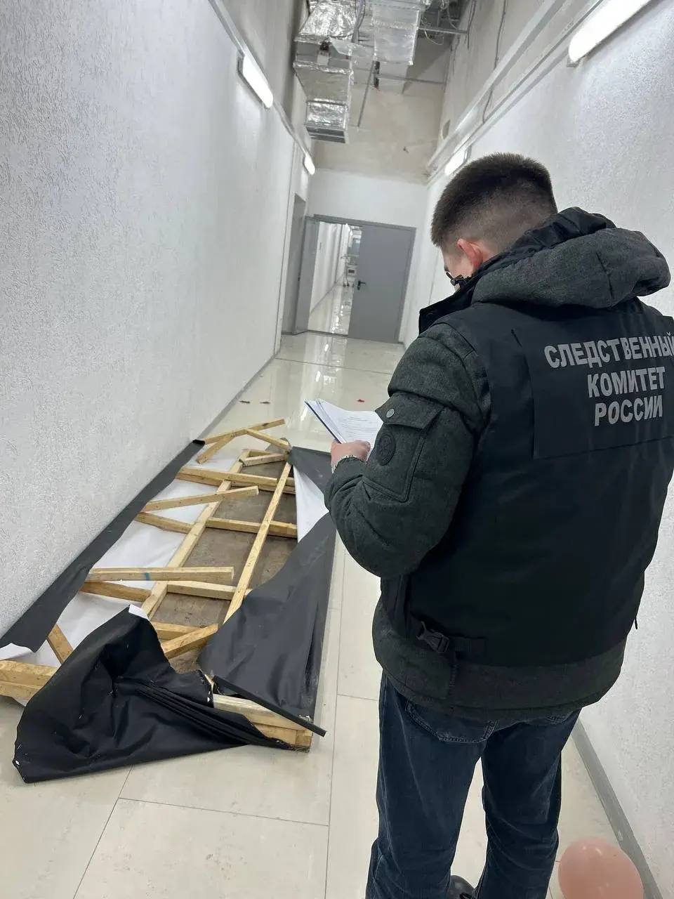 СК возбудил уголовное дело после давки в Планете Как сообщили в региональном Следкоме оно ведется по статье об оказании услуг не отвечающих требованиям безопасности жизни ч 1 ст 238 УК РФ Напомним сегодня в давке во время сброса 7000 шаров пострадали 12 летний подросток и 27 летняя девушки Оба получили переломы UFA RB Подписаться Прислать новость Телеграм замедляют Подпишись на нас в MAX