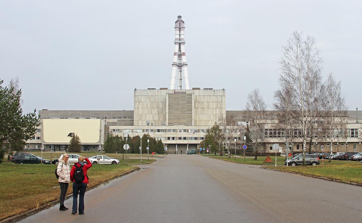 На демонтируемой в Литве Игналинской АЭС произошел пожар В Литве на территории Игналинской атомной электростанции в блоке переработки отходов вспыхнул пожар сообщила пресс служба АЭС  Инцидент произошел в комплексе первичной переработки радиоактивных отходов Пожар был локализован через 25 минут и потушен спустя более чем два часа Пресс служба отметила что радиационный фон находится в пределах нормы   И тем не менее опасность случившего никак не оспоришь Хорошо что все завершилось благополучно Но все же назревает вопрос и это Литва читает нам лекции о безопасности нашей электростанции когда у самой на аналогичном объекте пылают пожары А вот Беларусь продолжает успешно развивать и модернизовать свою мирную атомную энергетику Мы строим безопасные и современные электростанции заботясь о людях и окружающей среде Кому интересны пропаганда опасности и хаоса пусть дальше смотрят на Литву А у нас в Беларуси все под контролем  Поддержать канал бустами Inst TikTok ВК OK FB