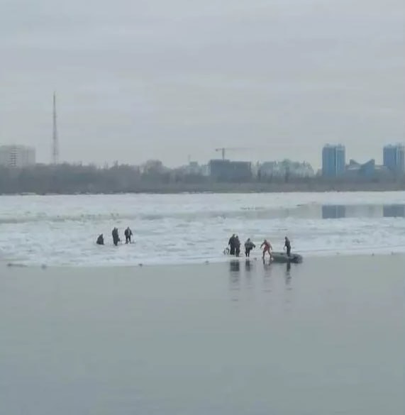 В Астраханской области с отколовшейся льдины эвакуированы семь человек Среди них один несовершеннолетний 2016 года рождения утончили в региональном управлении МЧС Все находившиеся на дрейфующей по Волге льдине спасены медицинская помощь никому не потребовалась В ведомстве уточнили что на место происшествия были направлены девять спасателей и четыре единицы техники Фото МЧС Астрахани Подписаться на Говорит Москва Telegram VK MAX