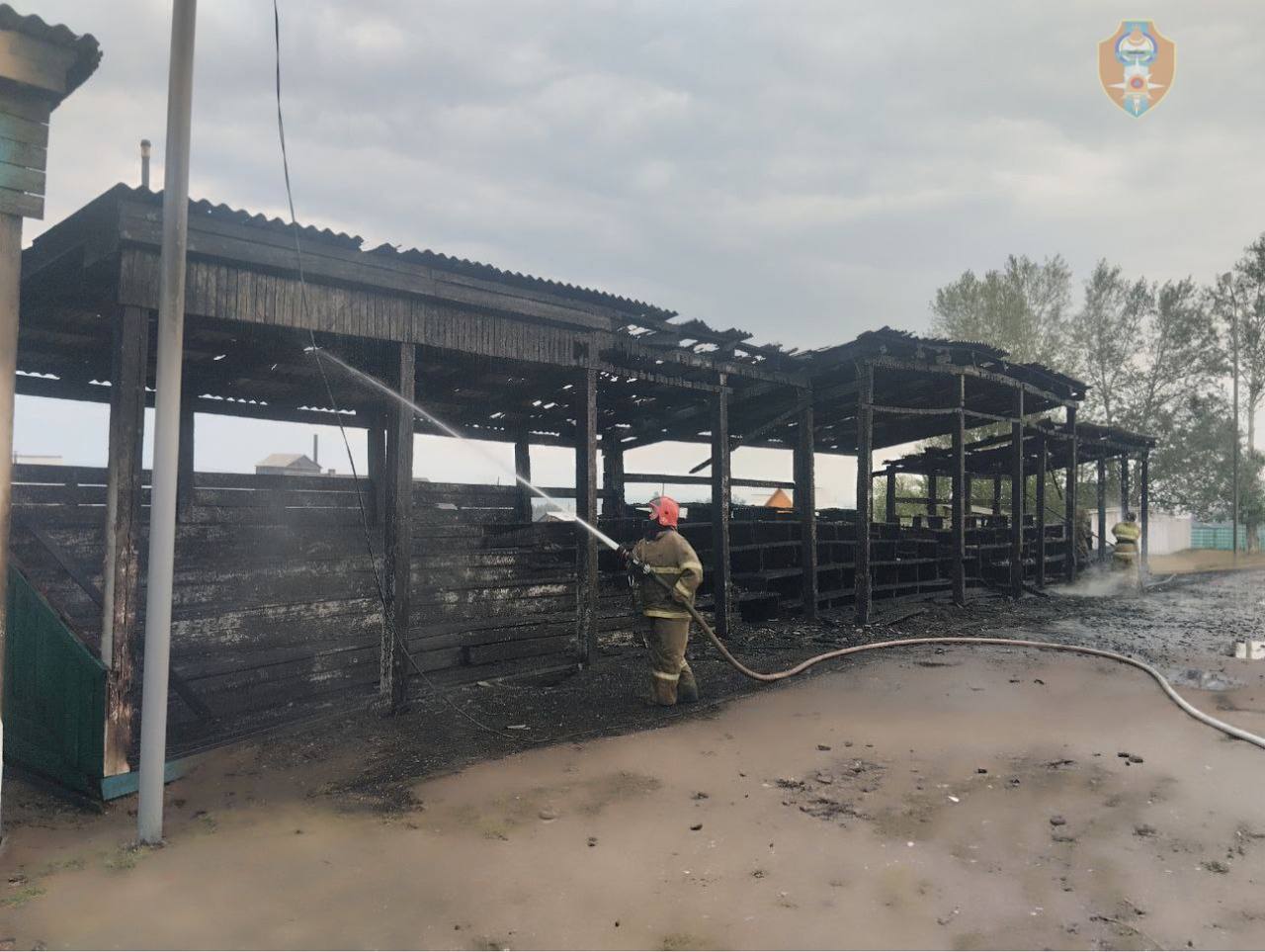 В Кижинге в результате пожара сгорели трибуны на центральном стадионе. По предварительным данным, причиной возгорания стала детская шалость. Этот стадион построили за 44 млн рублей к республиканским летним сельским спортивным играм, которые Кижингинский район принимал в 2020 году