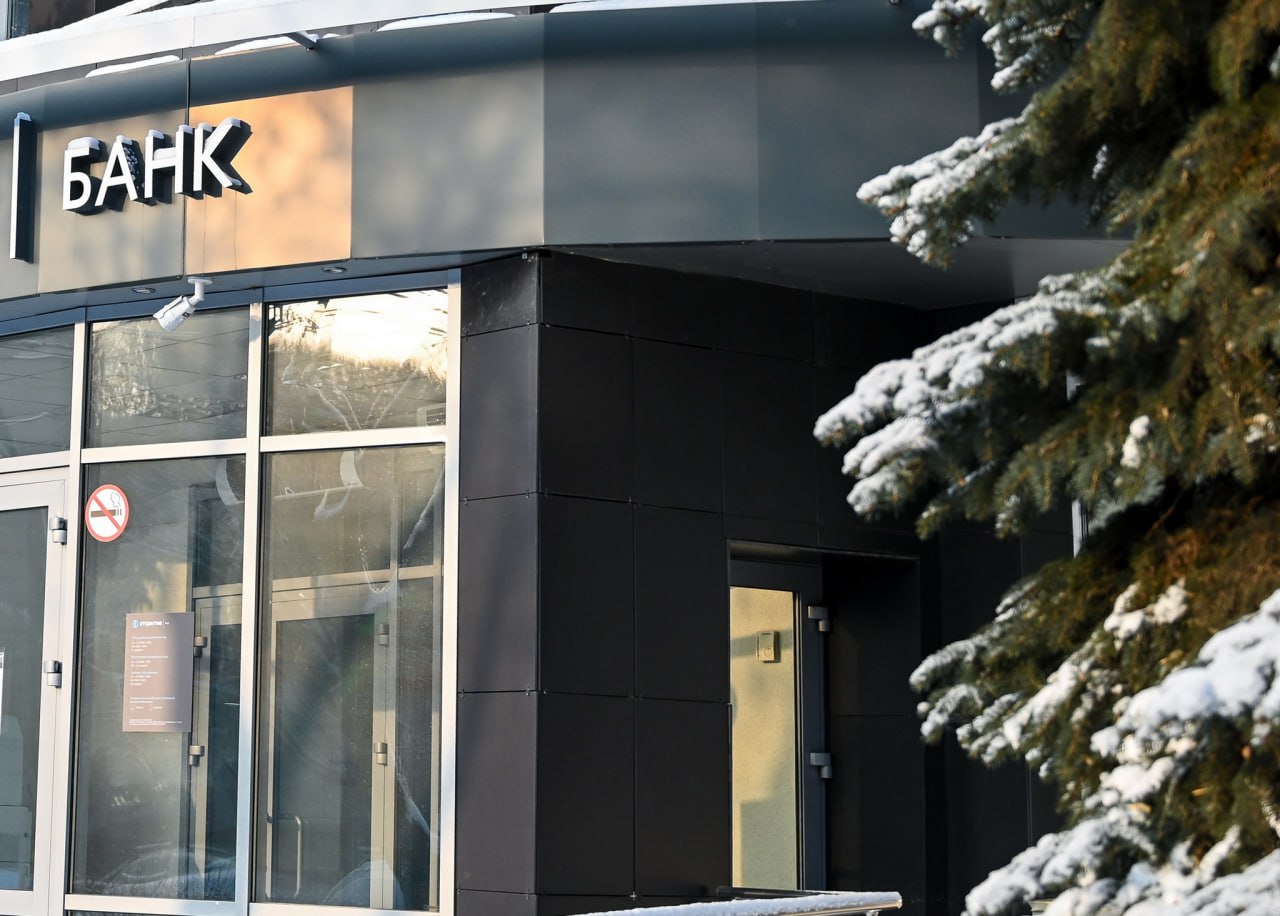 Банки стали чаще отказывать челябинцам в кредитах Доля отказов по заявкам на розничные кредиты в Челябинской области в декабре 2025 года достигла 82 4 Это на 3 6 процентных пункта больше прошлогоднего значения 78 8 По количеству отказов Южный Урал попал в десятку лидеров страны заняв последнюю строчку Топ 30 таких регионов опубликовало Национальное бюро кредитных историй Первое место по уровню отказов в потребительских кредитах пос кредитах кредитных картах автокредитах и ипотеке заняла Кемеровская область Ее жителям в прошлом месяце не одобряли заявки на займы в 83 7 случаев В декабре 2024 го этот показатель составлял 81 В тройку лидеров также попали Новосибирская и Омская области с 83 2 и 83 1 соответственно Годом ранее в этих регионах доля отказов по кредитам была одинаковая 79 5 Более лояльными к выдаче кредитов среди 30 регионов лидеров стали Удмуртская Республика 78 1 Нижегородская область 78 2 и Воронежская 78 4