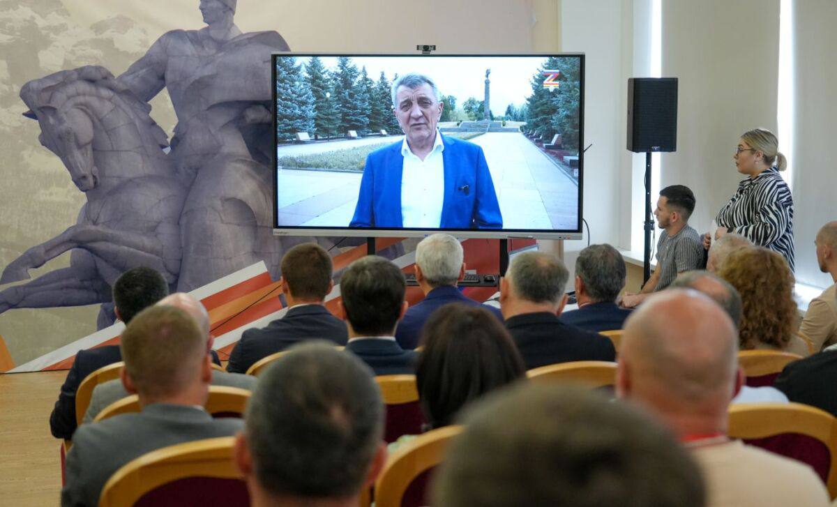 Во Владикавказе стартовал первый образовательный модуль республиканской образовательной программы Доблесть Осетии Она разработана для участников и ветеранов специальной военной операции которые стали финалистами конкурса К обучению приступили 32 человека успешно прошедшие отбор и утвержденные Общественным советом сообщает пресс служба администрации главы и правительства республики Старт обучению дали председатель правительства региона Борис Джанаев и директор ВШГУ Президентской академии Олег Кондратенко К участникам обратился глава республики Сергей Меняйло В видеообращении руководитель республики подчеркнул что после прохождения образовательных модулей слушатели программы получат возможность проявить себя в работе в органах исполнительной и муниципальной власти общественных организациях Мы с вами знакомы три года но за этот короткий срок стали друг другу родными Мы с вами братья по выполнению задач в зоне проведения специальной военной операции Вы все хорошие ребята Настоящие патриоты своей страны Многие из вас защищали ее ценой своего здоровья Уверен вы достойно пройдете образовательный модуль И мы продолжим служить на благо нашей большой и великой страны Пусть вам сопутствуют удача успех и конечно же победа сказал он Подробнее region15 ru