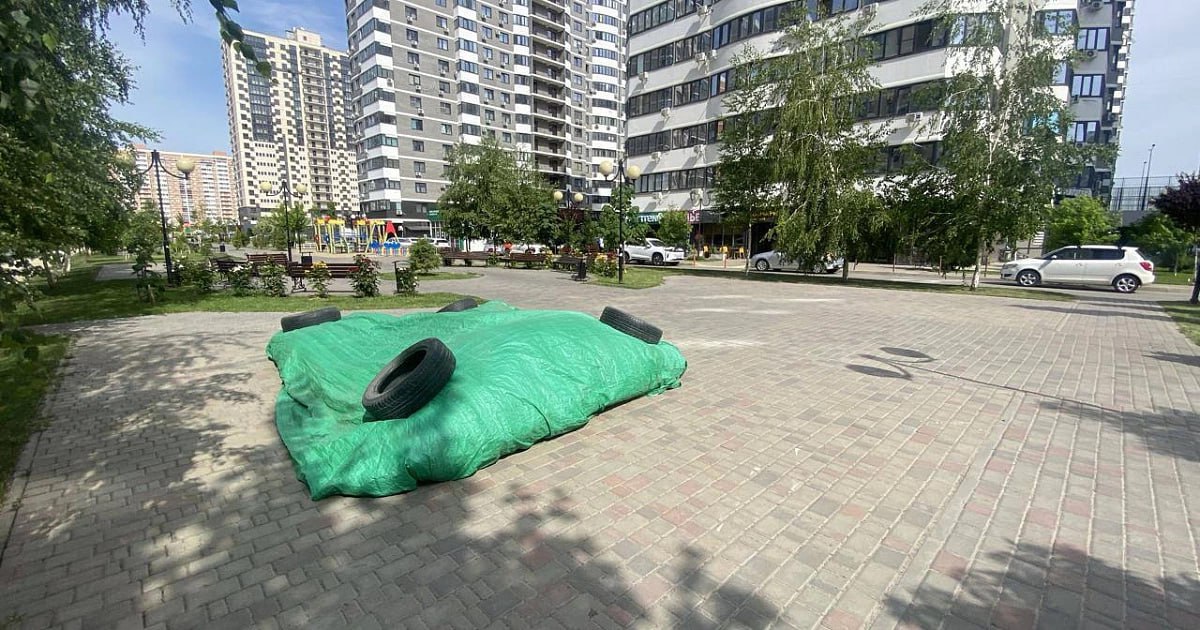 В Краснодаре демонтировали незаконные аттракционы Установленные без разрешений батуты убрали с Адмиралтейского бульвара и улицы Адмирала Серебрякова. Владельцам выписали административные протоколы и провели с ними разъяснительную беседу. Напомним, что борьбу незаконным аттракционам в Краснодаре недавно анонсировал мэр Евгений Наумов. Он поручил демонтировать нелегальные карусели, потому что они могут быть небезопасны для детей и не приносят дохода в бюджет. пресс-служба администрации Краснодара /фото/видео для публикации или заказать рекламу: «Утренний Юг»