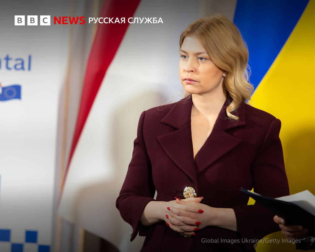 Стефанишина, а не Умеров может стать послом Украины в США — СМИ По состоянию на утро 17 июля наиболее вероятным кандидатом на пост посла Украины в США является исполняющая обязанности министра юстиции Ольга Стефанишина, в Киеве ждут предварительной реакции на ее кандидатуру со стороны американской стороны, утверждает «РБК-Украина», ссылаясь на свои источники. Исполняющий обязанности министра обороны Рустем Умеров, которого СМИ называли главным претендентом на должность посла Украины в США, может сфокусироваться на роли переговорщика, отмечает издание. Умеров дважды возглавлял украинскую делегацию на переговорах с Россией в Стамбуле. В четверг Верховная рада Украины должна рассмотреть кандидатуру вице-премьера Юлии Свириденко на пост главы правительства. Накануне парламент одобрил отставку премьера Дениса Шмыгаля. При этом президент Владимир Зеленский направил в Верховную раду предложение назначить Шмыгаля министром обороны вместо Умерова. Сайт без VPN Telegram WhatsApp YouTube Рассылка