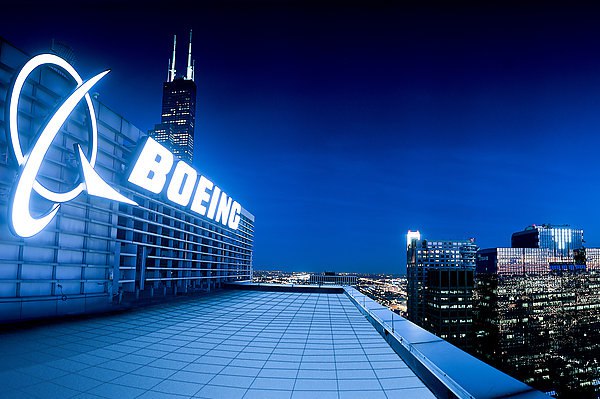 Boeing выплатит $1,1 млрд для урегулирования претензий по катастрофам лайнеров 737 MAX Boeing выплатит $1,1 млрд для избежания судебных разбирательств в отношении двух авиакатастроф лайнеров Boeing 737 MAX в 2018-2019 годах. Мировое соглашение с министерством юстиции США в том числе предусматривает направление компанией $455 млн на усиление ее программ в областях комплаенса, безопасности и качества, говорится в ее сообщении на сайте Комиссии по ценным бумагам и биржам SEC страны. Об этом сообщает "Интерфакс". Boeing выплатит $444,5 млн семьям погибших. Компании также предъявлен штраф в размере $487,2 млн, однако половину этой суммы она уже выплатила в 2021 году. Кроме того, компания продолжит совершенствовать свою программу в области противомошеннического комплаенса и этики. aviaru.net/n284269