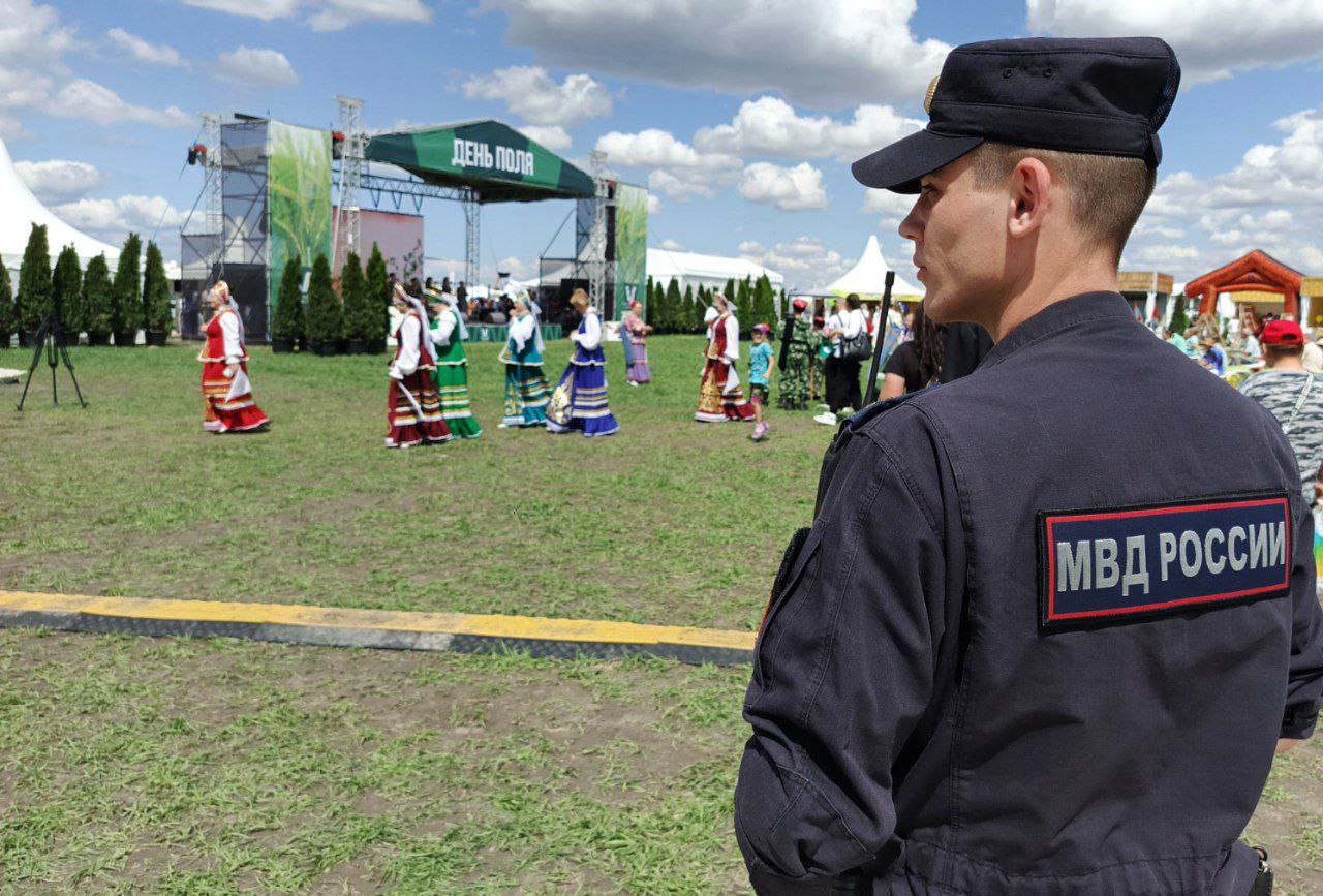 В Волгоградской области усилены меры безопасности в связи с проведением в регионе Всероссийского дня поля, передает V102.RU. - Для обеспечения безопасности и охраны общественного порядка, контроля за дорожной обстановкой предусмотрено задействование дополнительных сил и средств полиции, - сообщили сегодня, 3 июля, в Главке полиции. Госавтоинспеция региона просит водителей, которые следуют по автодороге «Волгоград-Среднеахтубинский район - Волжский», заранее знакомиться с дорожной обстановкой и выбирать альтернативные маршруты.
