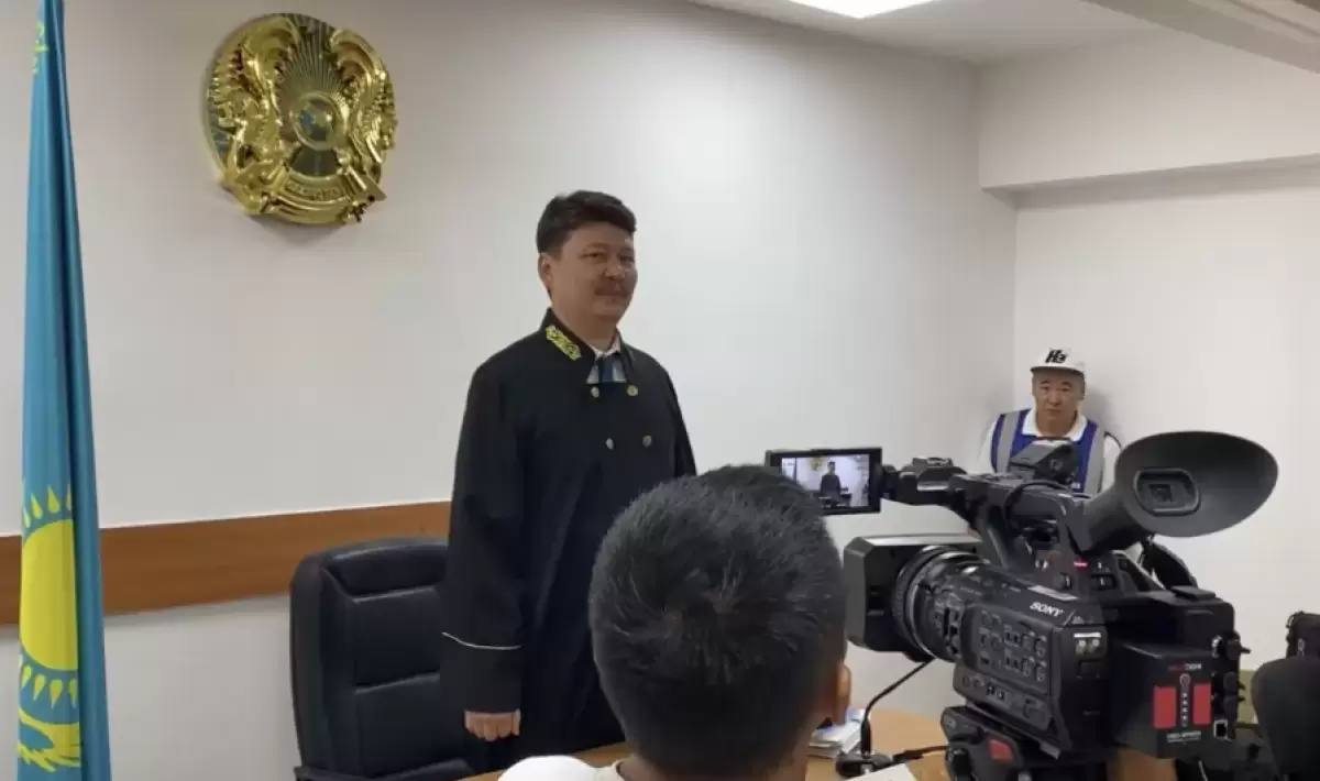 Суд по делу в отношении противников АЭС что происходит на процессе На суде над противниками АЭС судья потребовал вывести журналистов из зала Детали Как сообщает корреспондент Ulysmedia сегодня на процессе над активистами выступающими против строительства АЭС подсудимые должны были выступить с последним словом Однако судья Ернар Касымбек потребовал чтобы журналисты покинули зал Позже из зала вывели и самих подсудимых Напомним ранее прокурор потребовал приговорить пятерых активистов выступавших против строительства АЭС к пяти годам лишения свободы Подробнее на сайте Ulysmedia kz t me ulysmediatg