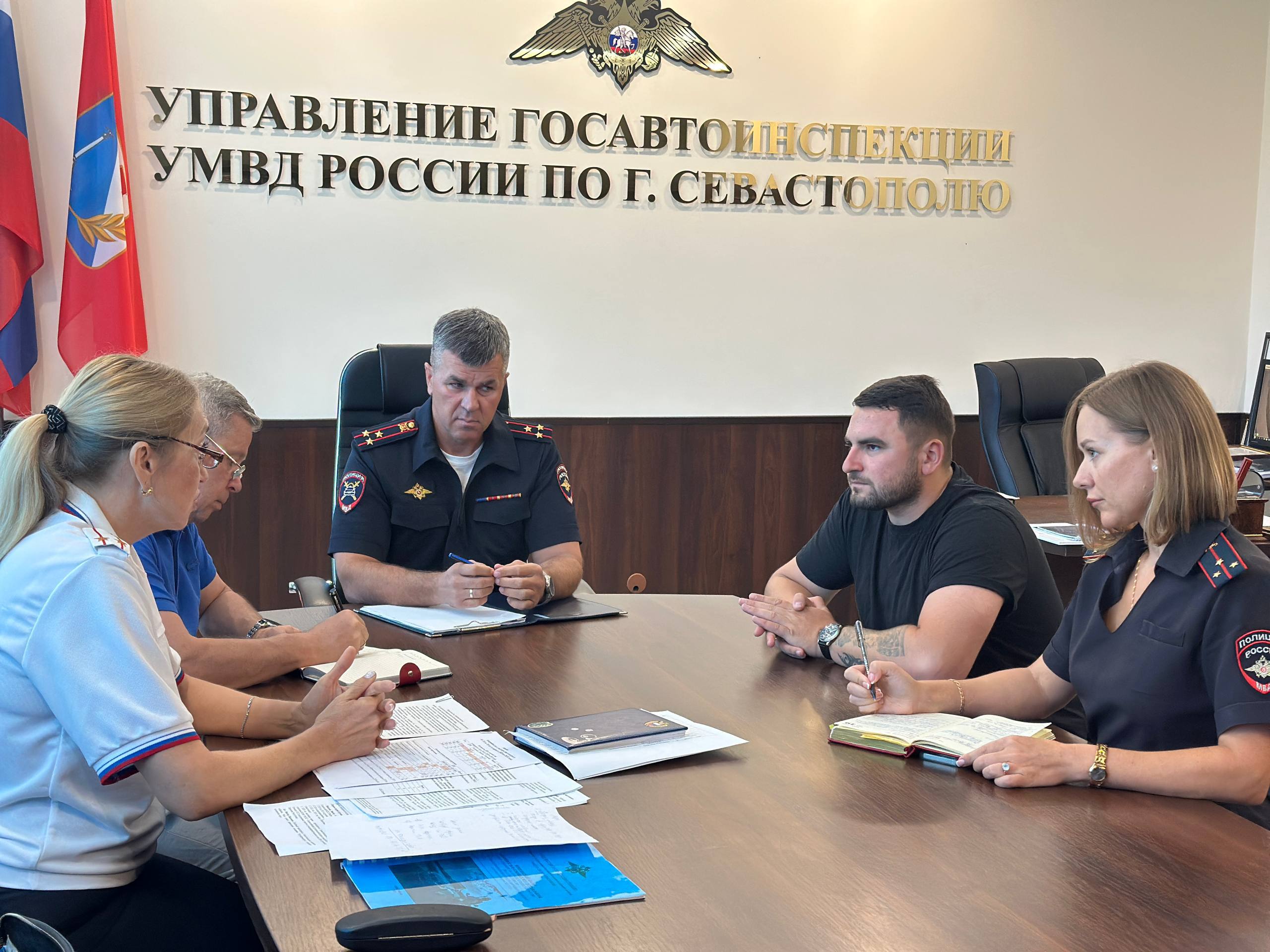 Начальник Управления Госавтоинспекции УМВД России по городу Севастополю полковник полиции Юрий Бондарчук провел рабочую встречу с членами Общественного совета при УМВД В мероприятии приняли участие начальник Управления Госавтоинспекции УМВД России по городу Севастополю полковник полиции Юрий Бондарчук, начальник отдела ОАРиПБДД Управления Госавтоинспекции УМВД России по городу Севастополю подполковник полиции Ирина Тимофеева, члены Общественного совета при УМВД Андрей Мацкевич и Виктор Малютин. На заседании рассмотрели вопросы, связанные с разработкой и проведением совместных мероприятий, направленных на сокращение числа ДТП с летальным исходом, в том числе среди несовершеннолетних. Особое внимание участники встречи уделили взаимодействию с подрастающим поколением, формированию у него негативного отношения к нарушителям ПДД и повышению общей культуры поведения на дорогах. Члены Общественного совета при УМВД предложили ряд инициатив, включая организацию профилактических бесед, запуск информационных кампаний в СМИ и социальных сетях, а также просветительскую работу в образовательных учреждениях. В этой деятельности планируется задействовать молодежные и студенческие объединения, чтобы максимально широко распространить знания о правилах дорожного движения и последствиях их нарушения. Принятые решения направлены на повышение осведомленности участников дорожного движения и, как следствие, на снижение аварийности в городе.