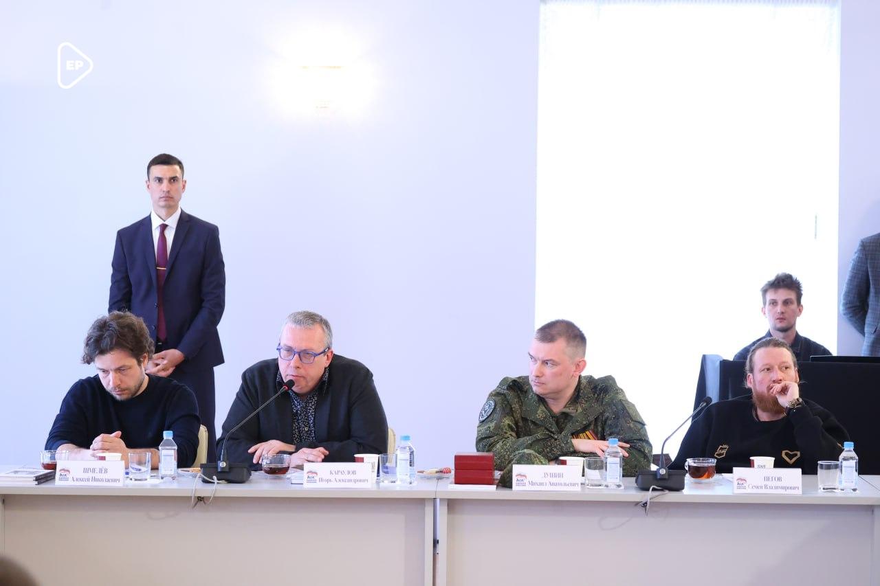 Дмитрий Медведев поддержал предложение о создании литературных мастерских для русскоязычных писателей и поэтов за рубежом Инициативу представил на встрече Председателя Единой России с авторами, освещающими тему СВО, поэт, публицист, лауреат Григорьевской поэтической премии, победитель Волошинского литературного конкурса Игорь Караулов. Дмитрий Медведев отметил важность предложения, подчеркнув, что особенное значение развитие зарубежных связей имеет применительно к государствам глобального Юга и ближайшим соседям России. А также впоследствии – к недружественным странам.