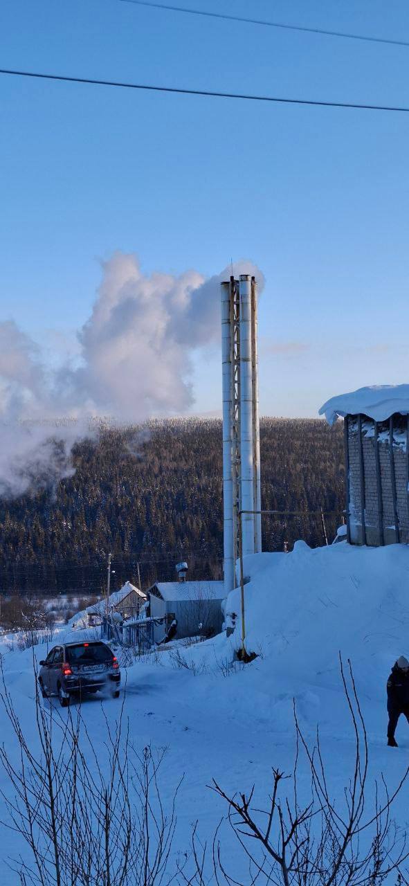 В п Тёплая Гора введён в работу котёл 2 на местной котельной Продолжаются работы по демонтажу газовых труб и монтажу дымохода на котле 1 а также по восстановлению стен здания Ситуация находится на контроле Министерства ЖКХ и благоустройства Пермского края Аварийные бригады будут работать до полного завершения всех работ