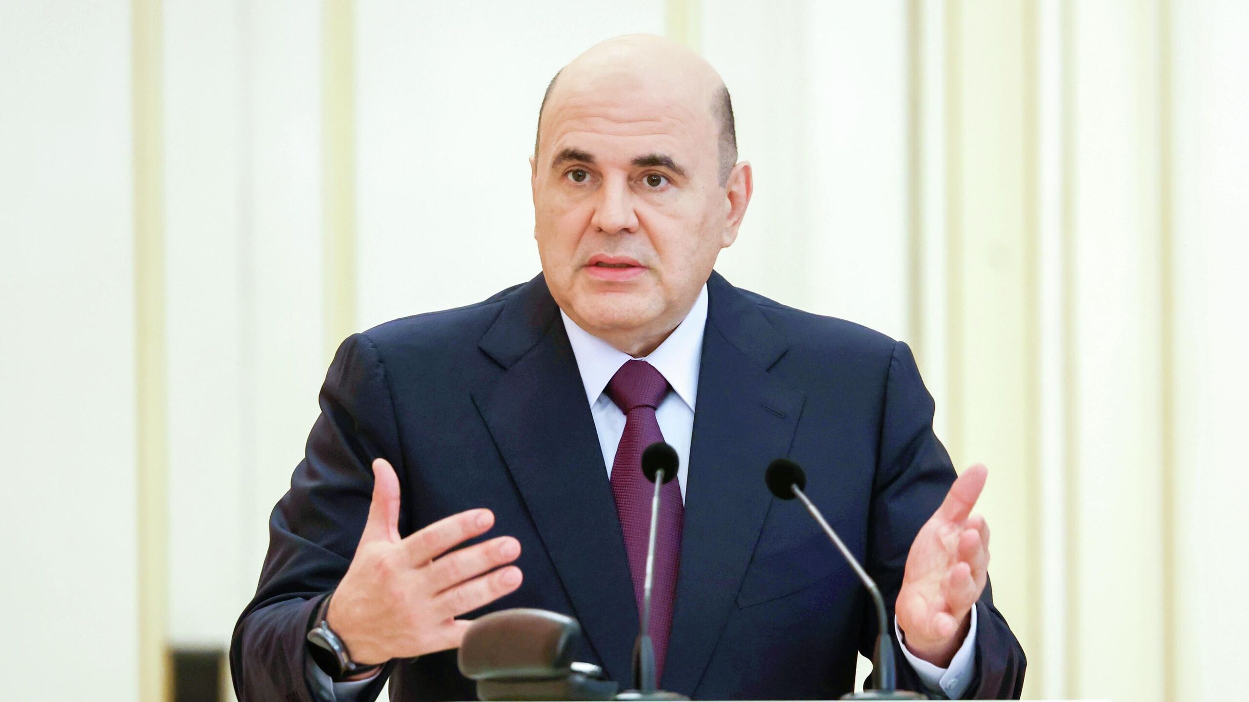 Интернет сервисы в России с 1 января 2026 года будут обязаны три года вместо одного года хранить информацию о действиях пользователей в интернете включая данные об их переписках и передавать такую информацию уполномоченным органам при необходимости соответствующее постановление кабмина подписал премьер министр Михаил Мишустин