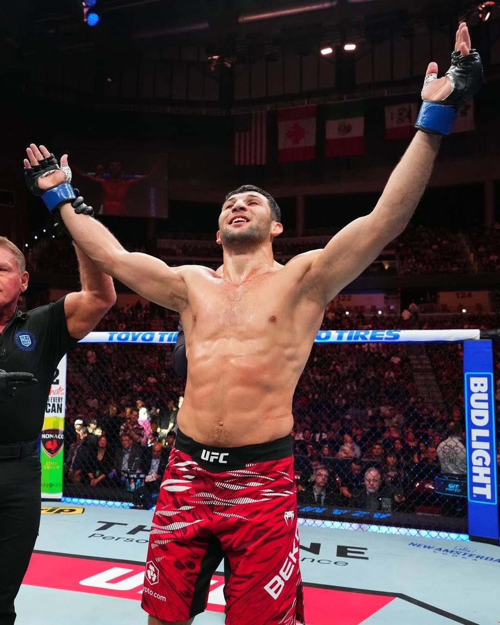 Азамат Бекоев в первом раунде нокаутировал Райана Лодера на турнире UFC в США В рамках предварительного карда Азамат Бекоев встретился с американцем Райаном Лодером. Осетинский боец одержал победу нокаутом в первом раунде. Это его вторая победа в UFC в двух боях. Напомним, Азамат Бекоев дебютировал в UFC в январе. Тогда он на коротком уведомлении принял бой с Заком Ризом. Бекоев нокаутировал соперника в первом же раунде. До этого 29-летний Азамат одержал шесть побед подряд, он выиграл чемпионский пояс LFA и дважды защитил титул. Его противник Райан Лодер стал победителем 32 сезона бойцовского реалити The Ultimate Fighter. В UFC он, как и Бекоев, провел один бой, в котором победил Роберта Валентина. АВТОР ФОТО И ВИДЕО: