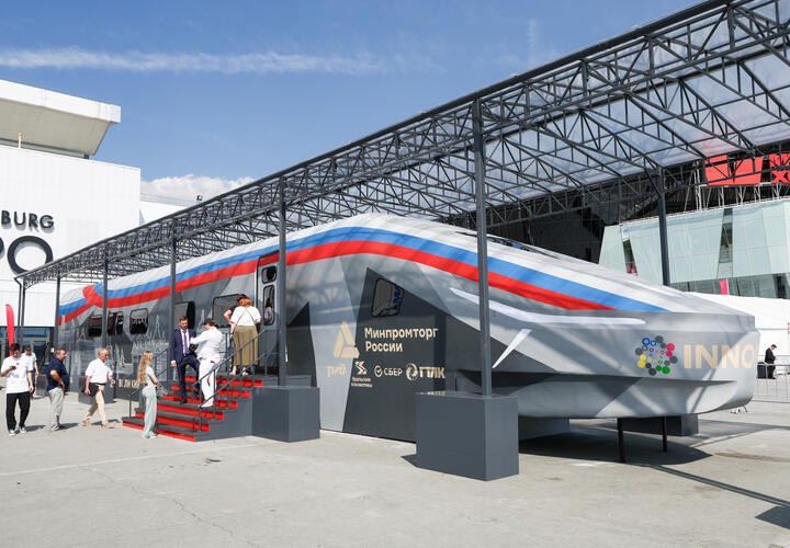 В России планируют построить новую высокоскоростную железную дорогу между Москвой и Адлером Это один из крупнейших транспортных проектов страны пишет Живая Кубань Линия будет длиной более 1 500 километров Сейчас поездка от Москвы до Сочи занимает примерно 23 часа С появлением ВСМ 3 Юг дорога сократится почти до 8 часов Подробности на сайте globallookpress Petrov Sergey Подписаться   Буст Мы в MAX