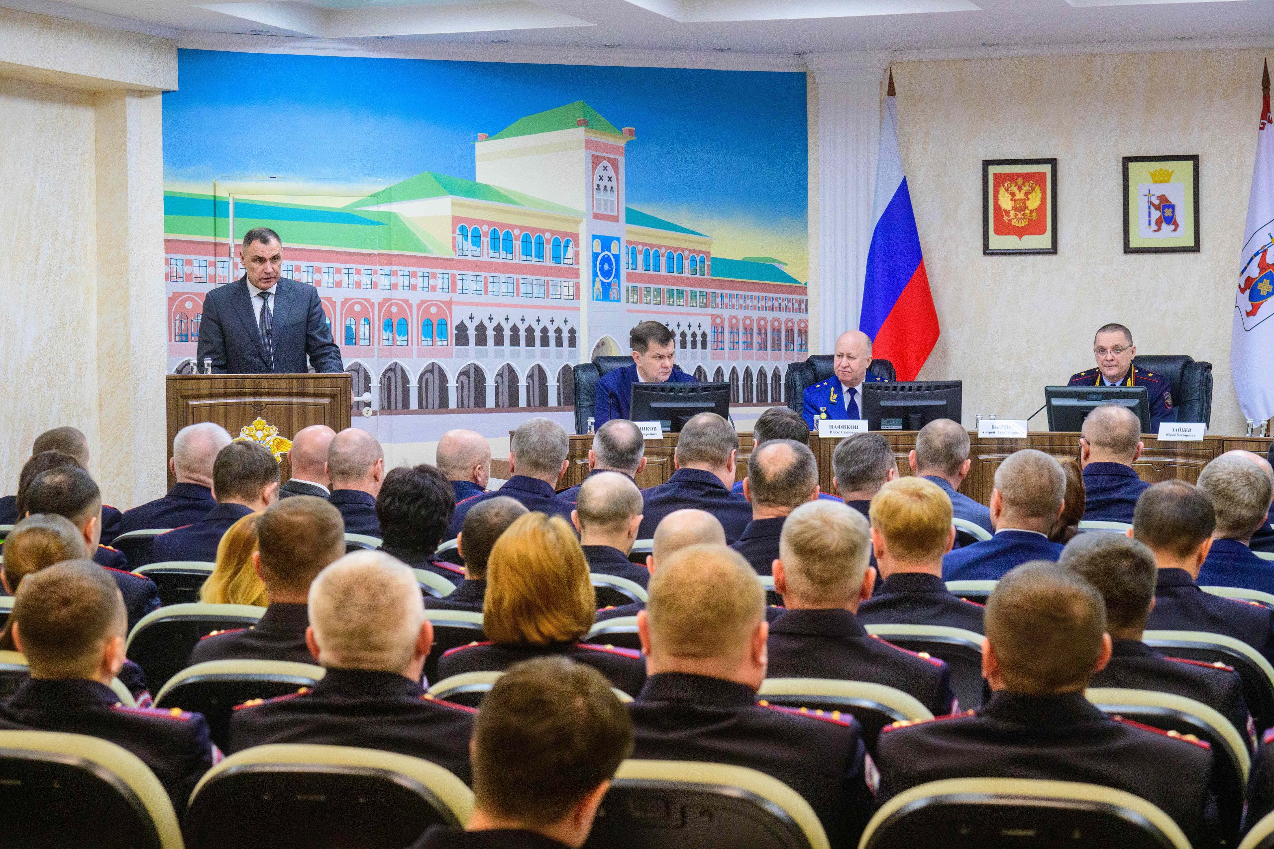 На заседании коллегии Министерства внутренних дел по Республике Марий Эл подвели итоги работы ведомства за 2025 год Органам внутренних дел удалось сохранить стабильную оперативную обстановку и добиться снижения уровня преступности на 14 6 Благодаря слаженной работе правоохранительных органов в республике сохраняется общественный порядок межнациональное и межконфессиональное согласие Вместе с тем есть задачи требующие особого внимания Это в первую очередь ситуация на дорогах Необходимо объединить усилия чтобы снизить количество ДТП и минимизировать риски для участников дорожного движения Продолжим совершенствовать дорожную инфраструктуру и усиливать профилактическую работу Важным направлением в 2026 году станет обеспечение правопорядка в период избирательной кампании Отмечу высокий уровень взаимодействия МВД с органами государственной власти региона Уверен что наши совместные усилия и впредь будут способствовать развитию Марий Эл защите прав граждан и повышению качества жизни